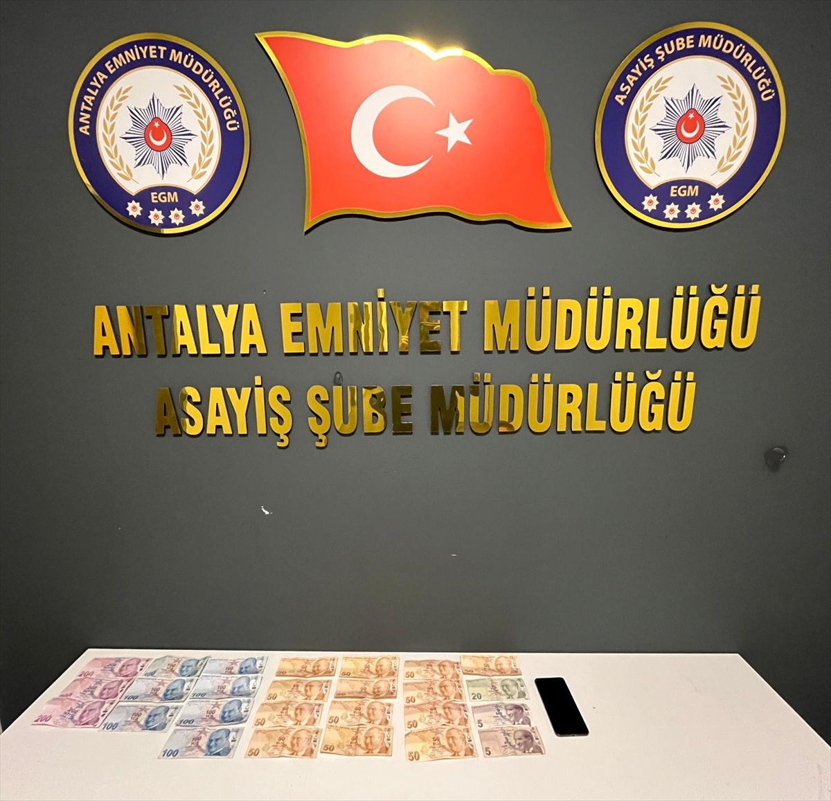 Antalya'da kendisini polis olarak tanıtarak dolandırıcılık yapan kişi tutuklandı