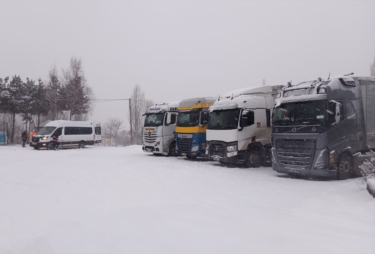 Ardahan'da iki kara yolu tipi nedeniyle tırlara kapatıldı