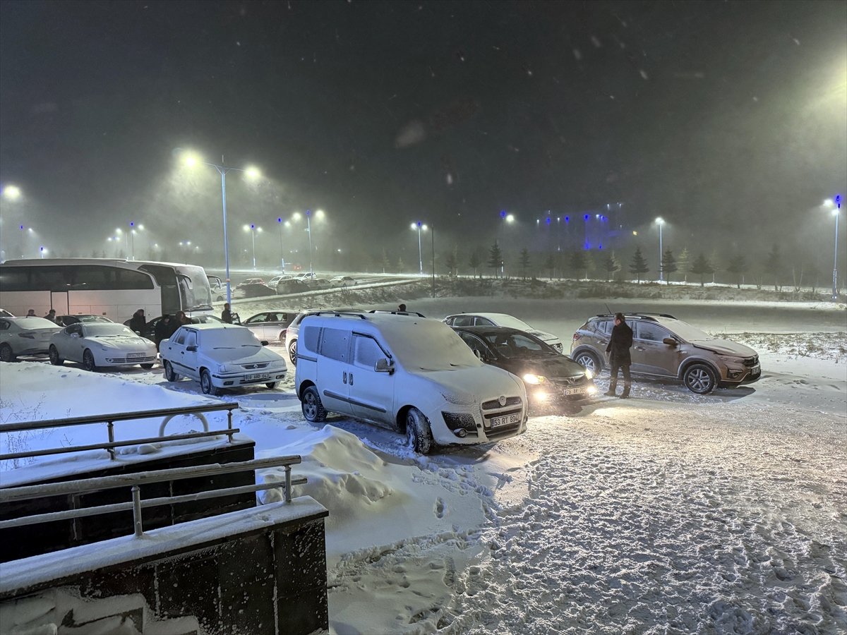 Ardahan'da kar ve tipi nedeniyle mahsur kalan 16 kişi Karayolları ekiplerince kurtarıldı