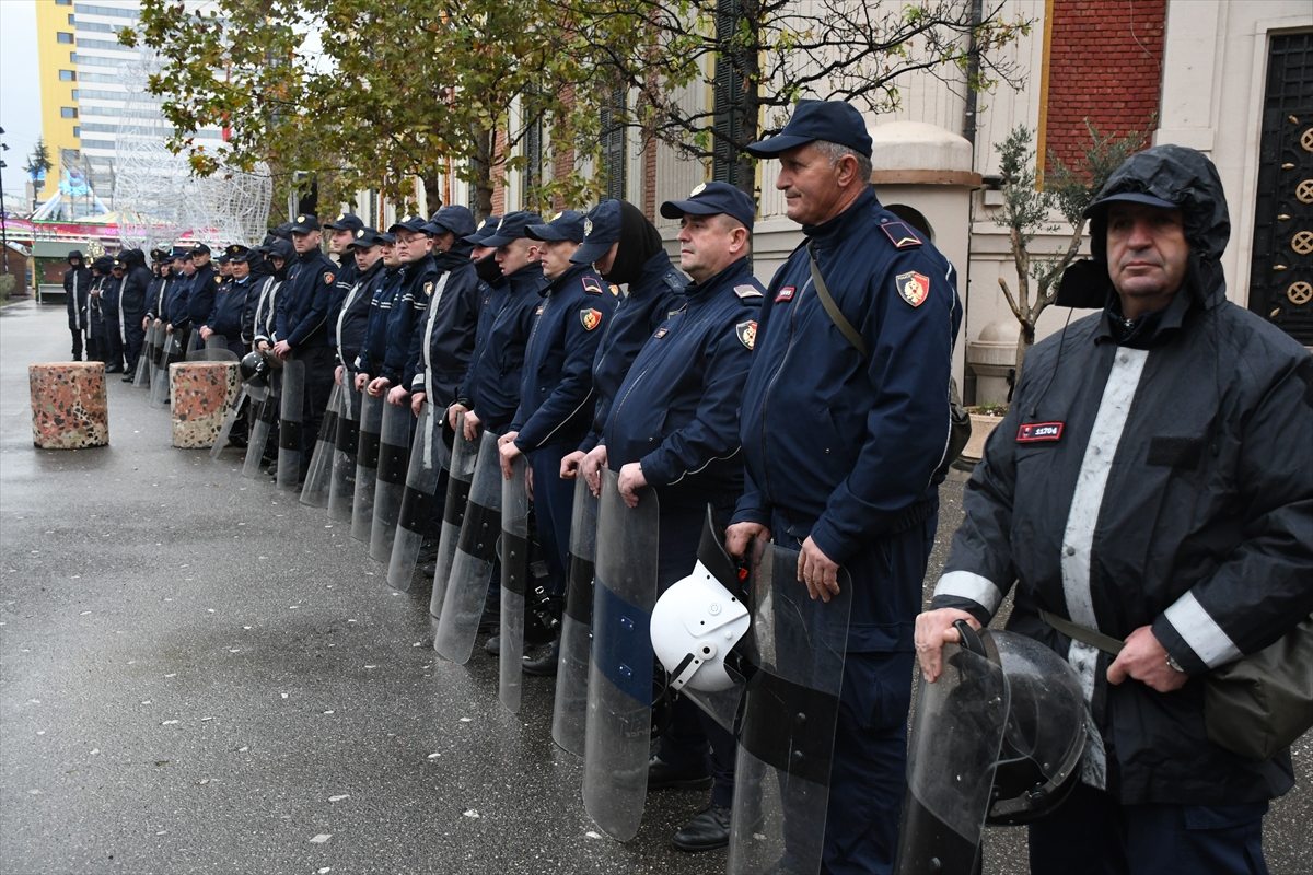 Arnavutluk'ta Tiran Belediye Başkanı Veliaj'ın istifası talebiyle başlayan protestolar sürüyor