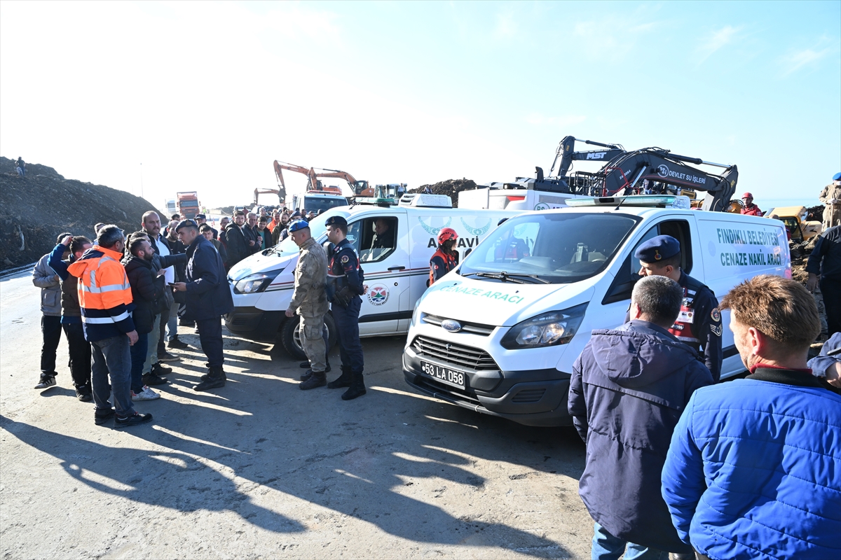 Artvin'de heyelan altında kalan araçtaki 4 kişinin cansız bedenlerine ulaşıldı