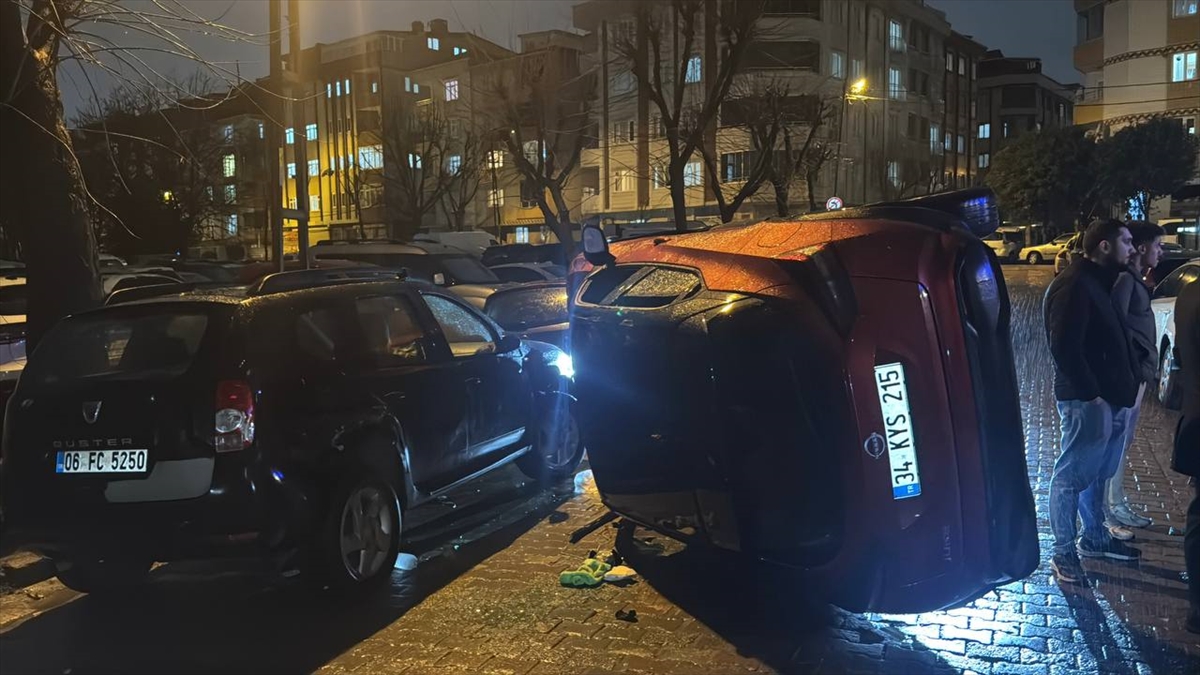 Bahçelievler'de önüne kedi çıkan cip, iki araca çarptıktan sonra devrildi