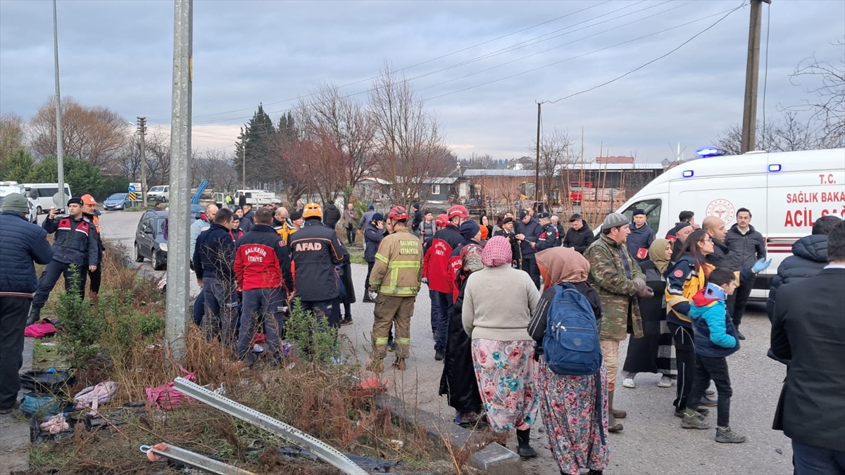 Balıkesir'de okul servisi ile tırın çarpışması sonucu 26 kişi yaralandı