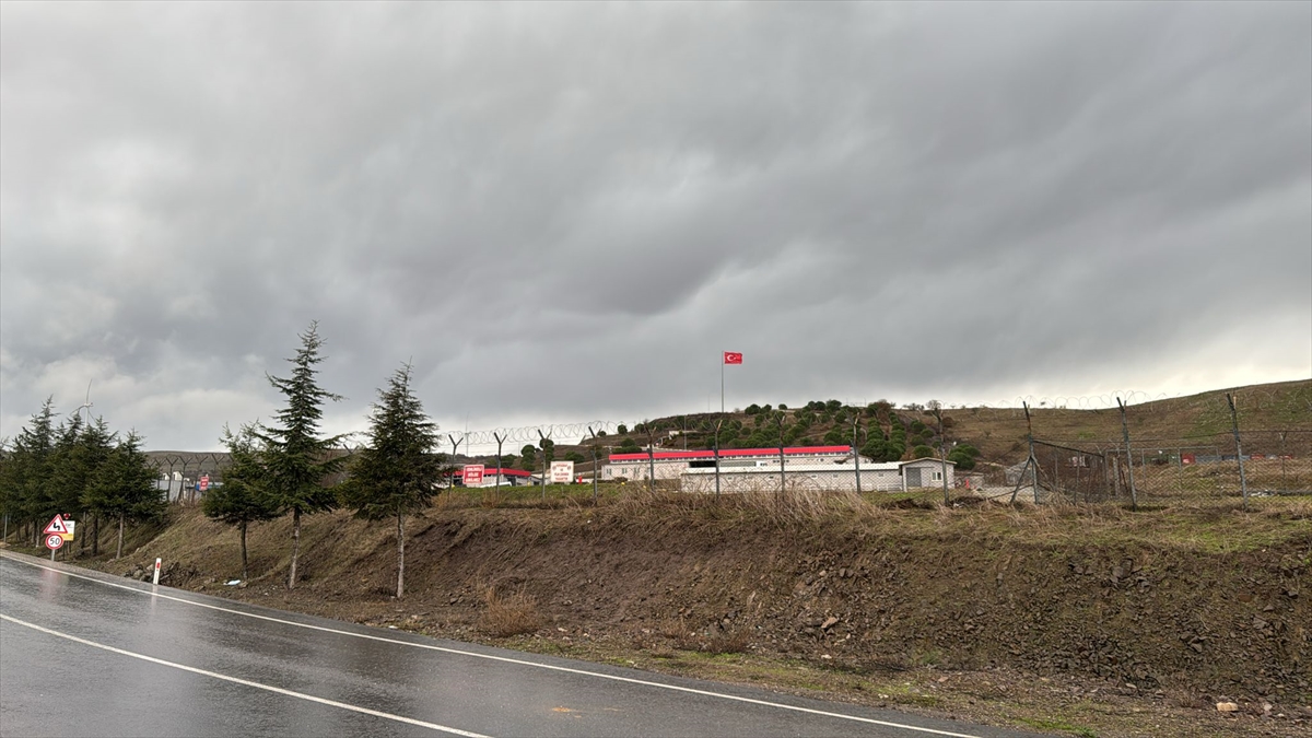 Balıkesir Valisi İsmail Ustaoğlu, Karesi ilçesinde patlayıcı üretilen fabrikada meydana gelen patlamada ölü ve yaralıların olduğunu bildirdi.