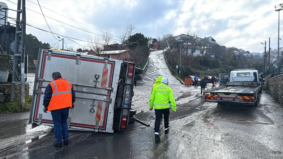 Beykoz'da devrilen kamyonetteki 2 kişi yaralandı