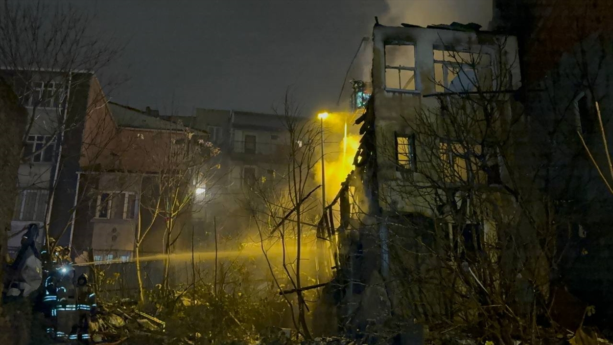 Beyoğlu'nda 3 katlı metruk binada çıkan yangın söndürüldü