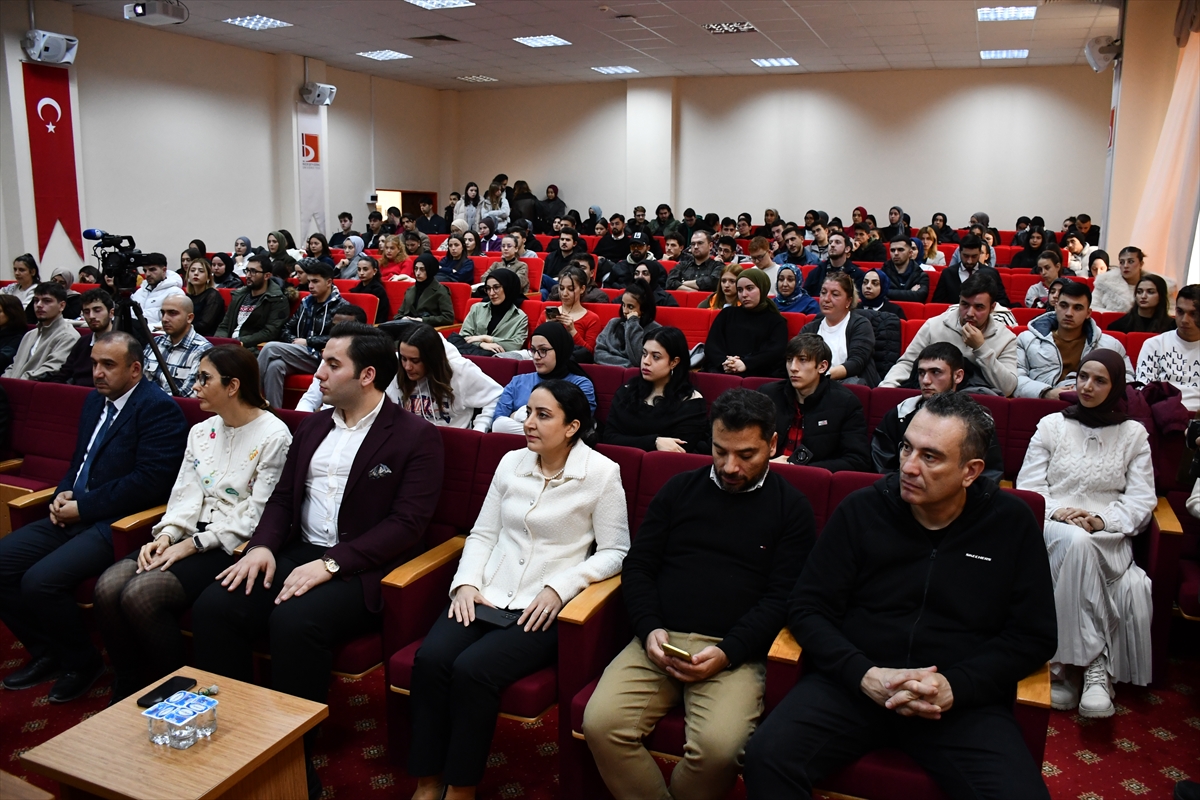 Bilecik'te Cumhurbaşkanlığı İletişim Başkanlığı Bursa Bölge Müdürü Gölbaşı tarafından konferans verildi