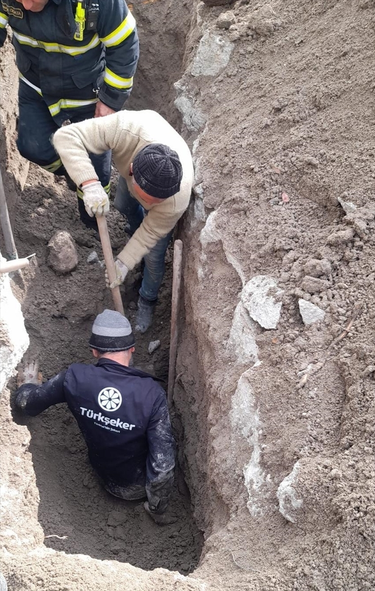 Burdur'da toprak altında kalan işçiyi itfaiye kurtardı