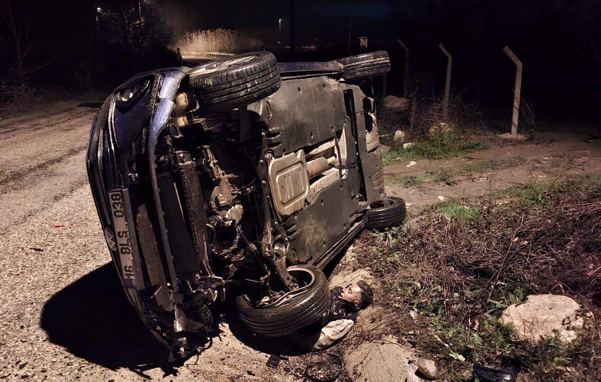 Bursa'da aydınlatma direğine çarpan otomobilin sürücüsü öldü