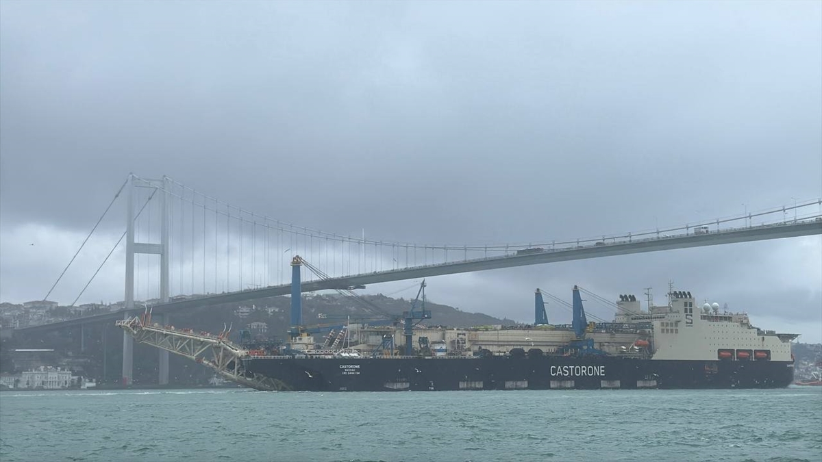 İstanbul Boğazı'nda gemi trafiği, “Castorone” gemisinin geçişi nedeniyle askıya alındı