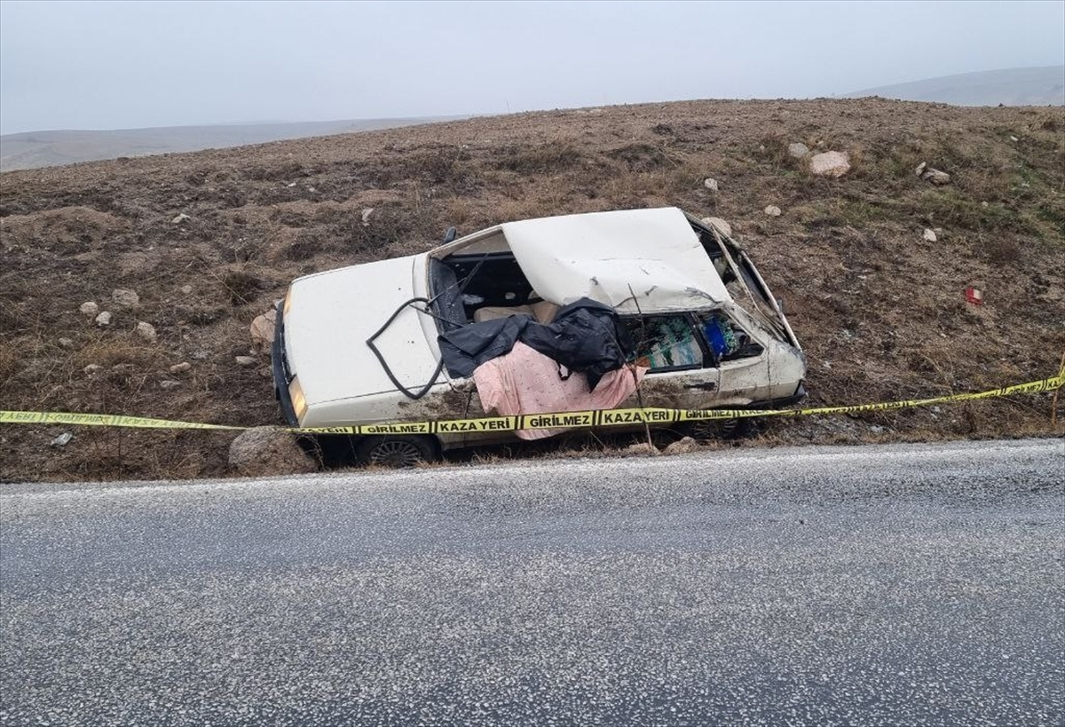 Çorum'da kamyonla çarpışan otomobilin sürücüsü öldü, eşi yaralandı