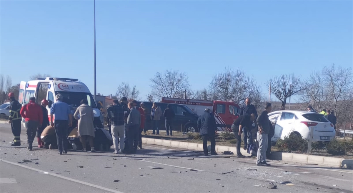 Çorum'da otomobille hafif ticari aracın çarpıştığı kazada 1 kişi öldü, 3 kişi yaralandı