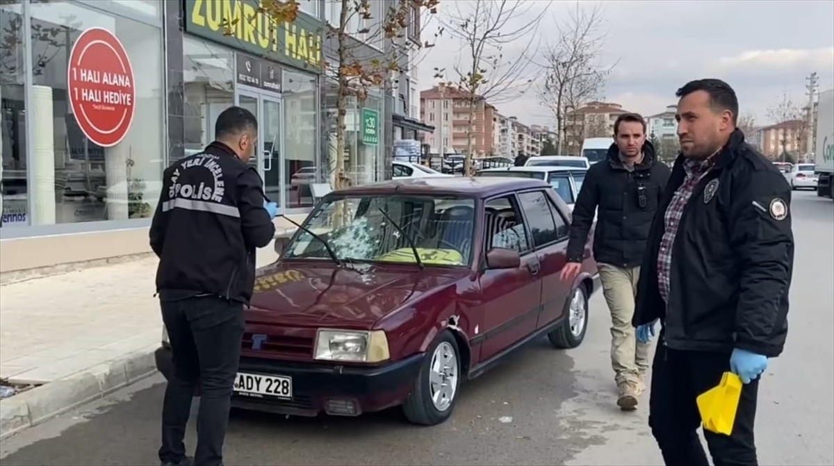 Çorum'da seyir halindeki araca silahlı saldırı anı güvenlik kamerasında