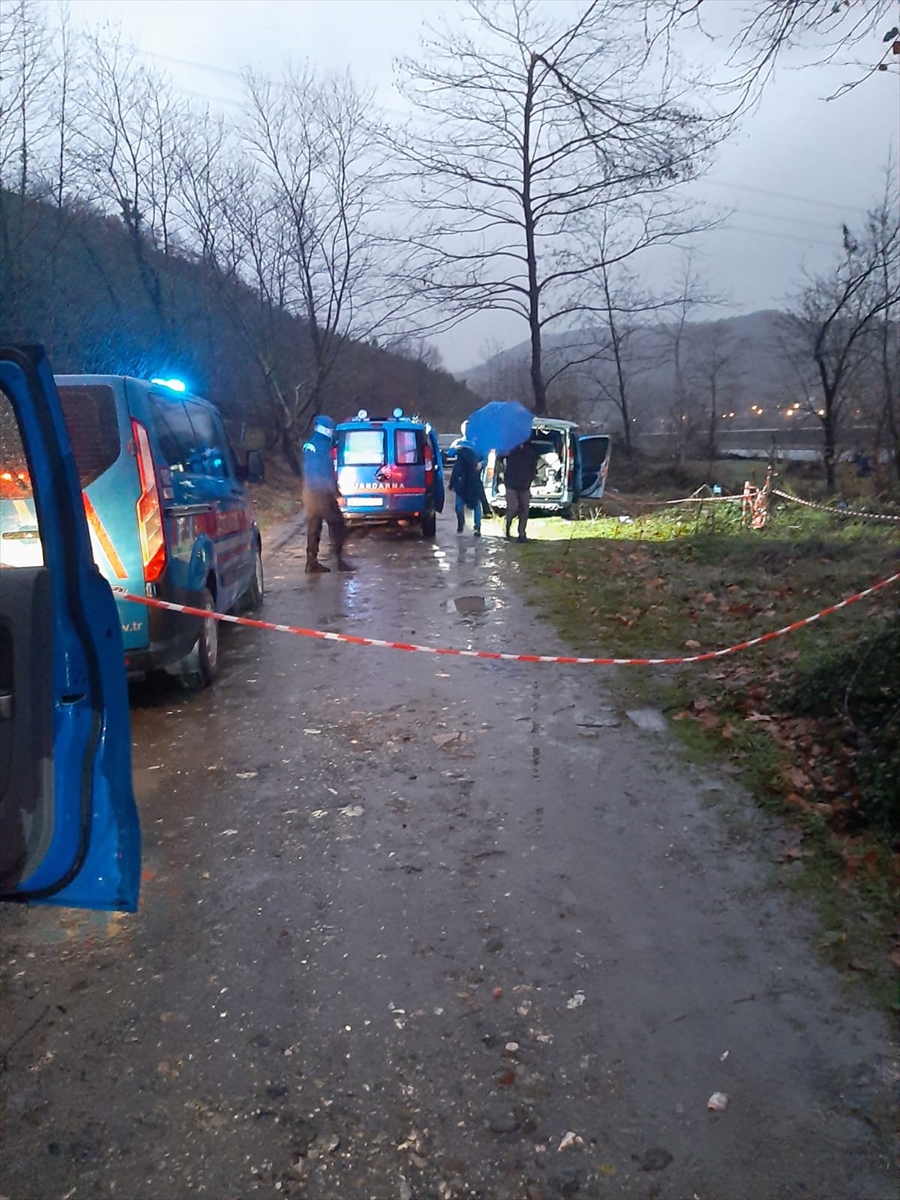 Düzce'de otomobilde silahla vurulmuş halde bulunan kişi hastaneye kaldırıldı