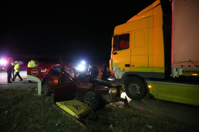 Edirne'de tırla çarpışan otomobilin sürücüsü ağır yaralandı