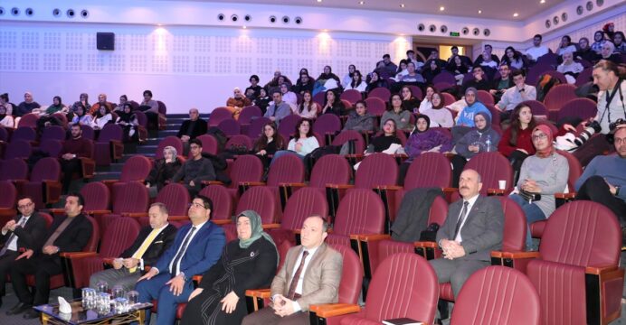 Erzurum'da “Eğitim ve Bilişim” paneli düzenlendi