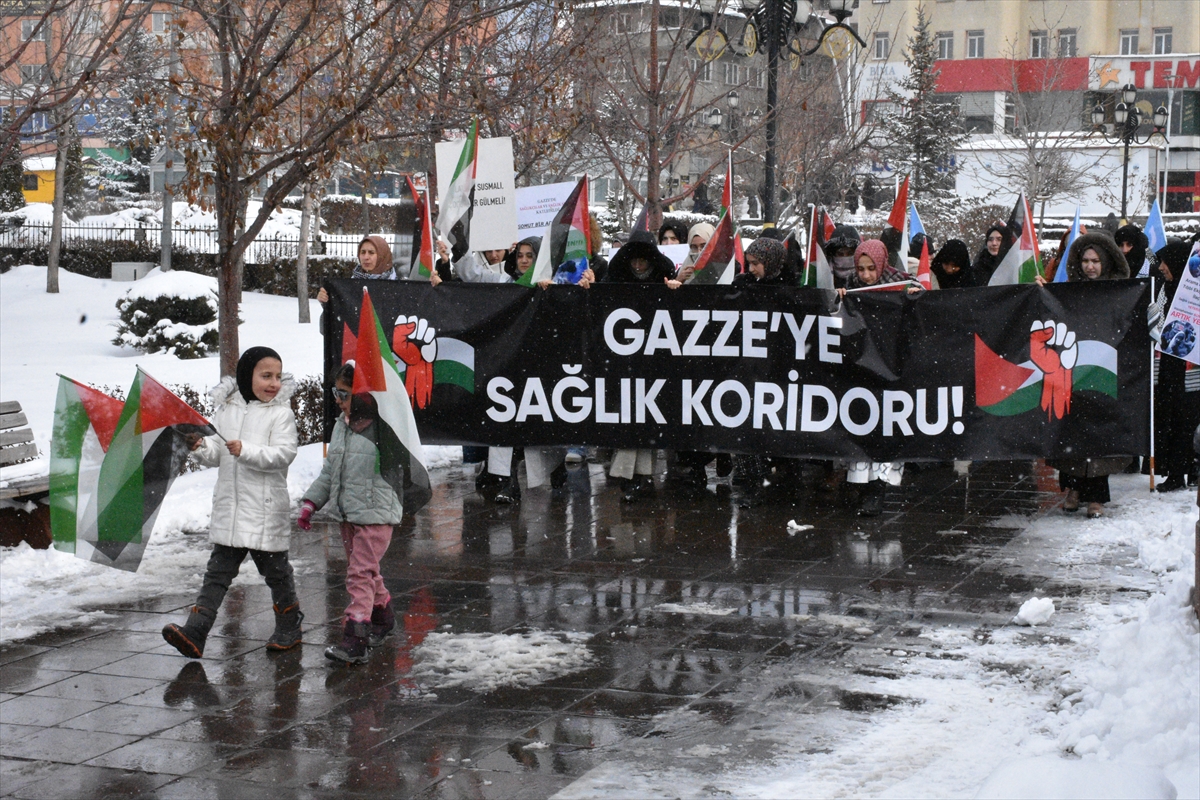 Erzurum'da sağlık çalışanları, kar yağışına rağmen Gazze için yürüdü