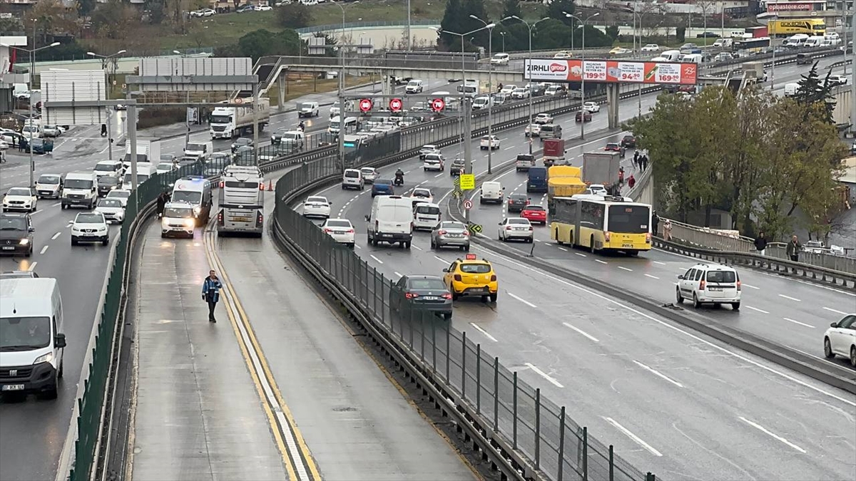 Fırlayan rögar kapağının kapısını kırdığı metrobüsten düşen yolcu yaralandı