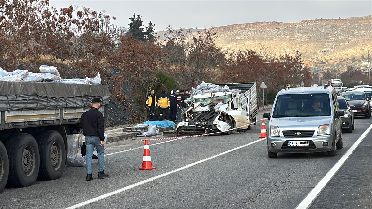 Gaziantep'te tıra çarpan kamyonetin sürücüsü öldü