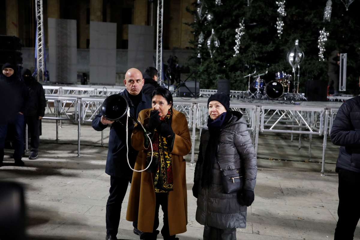 Gürcistan Cumhurbaşkanı Zurabişvili, Tiflis'te devam eden AB yanlısı gösterilere katıldı