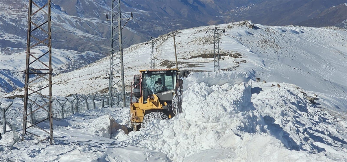 Hakkari'de kardan kapanan üs bölgesinin yolu açıldı