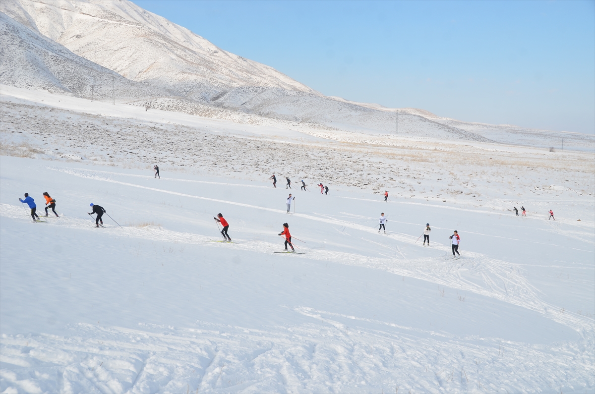 Hakkari'de milli takıma girme hayali kuran kayak sporcuları, çalışmalarını sürdürüyor