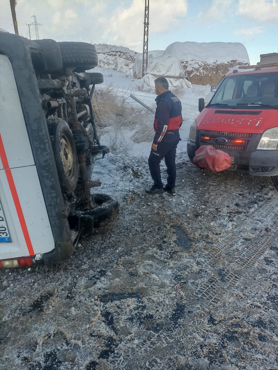 Hakkari'de öğretmenleri taşıyan minibüsün devrilmesi sonucu 11 kişi yaralandı