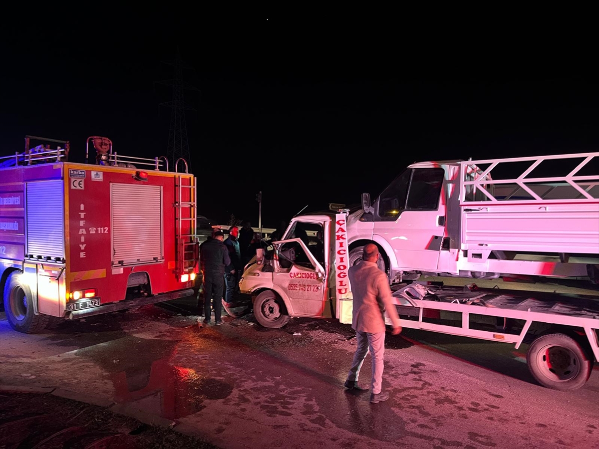 Hatay'da kamyonla çarpışan çekicideki 2 kişi yaralandı