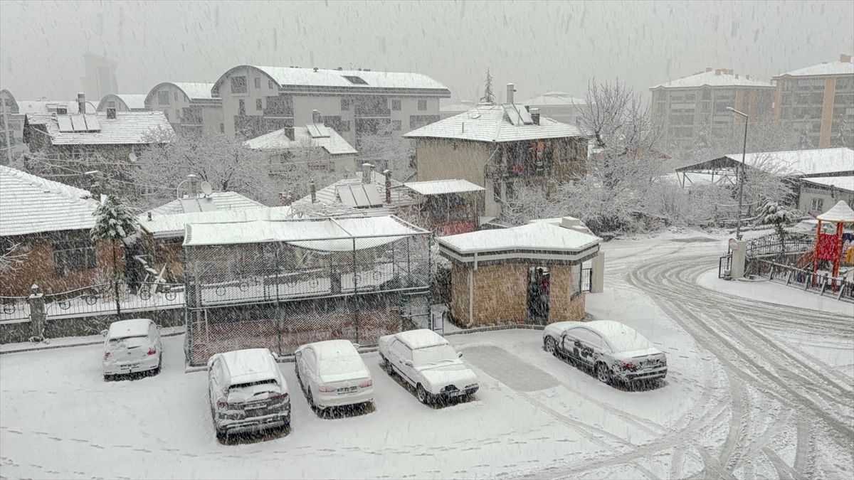 Isparta ve Burdur'da kar yağışı etkili oluyor