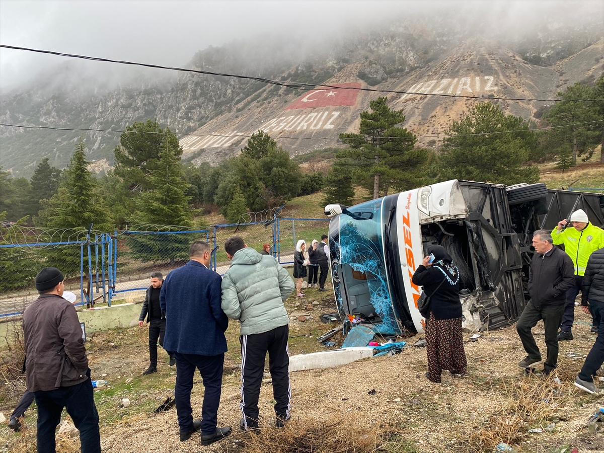 Isparta'da yolcu otobüsünün şarampole devrildiği kazada 1 kişi öldü, 18 kişi yaralandı