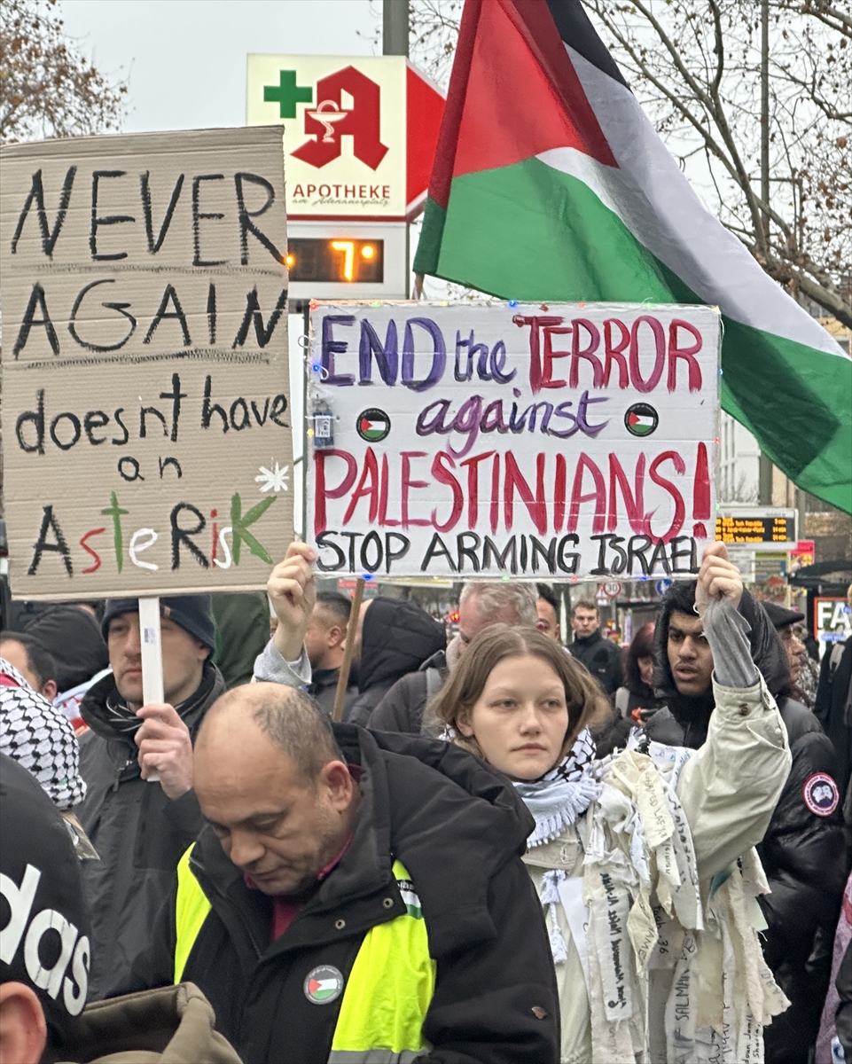 İsrail'in Gazze ve Lübnan'daki saldırıları Berlin'de protesto edildi