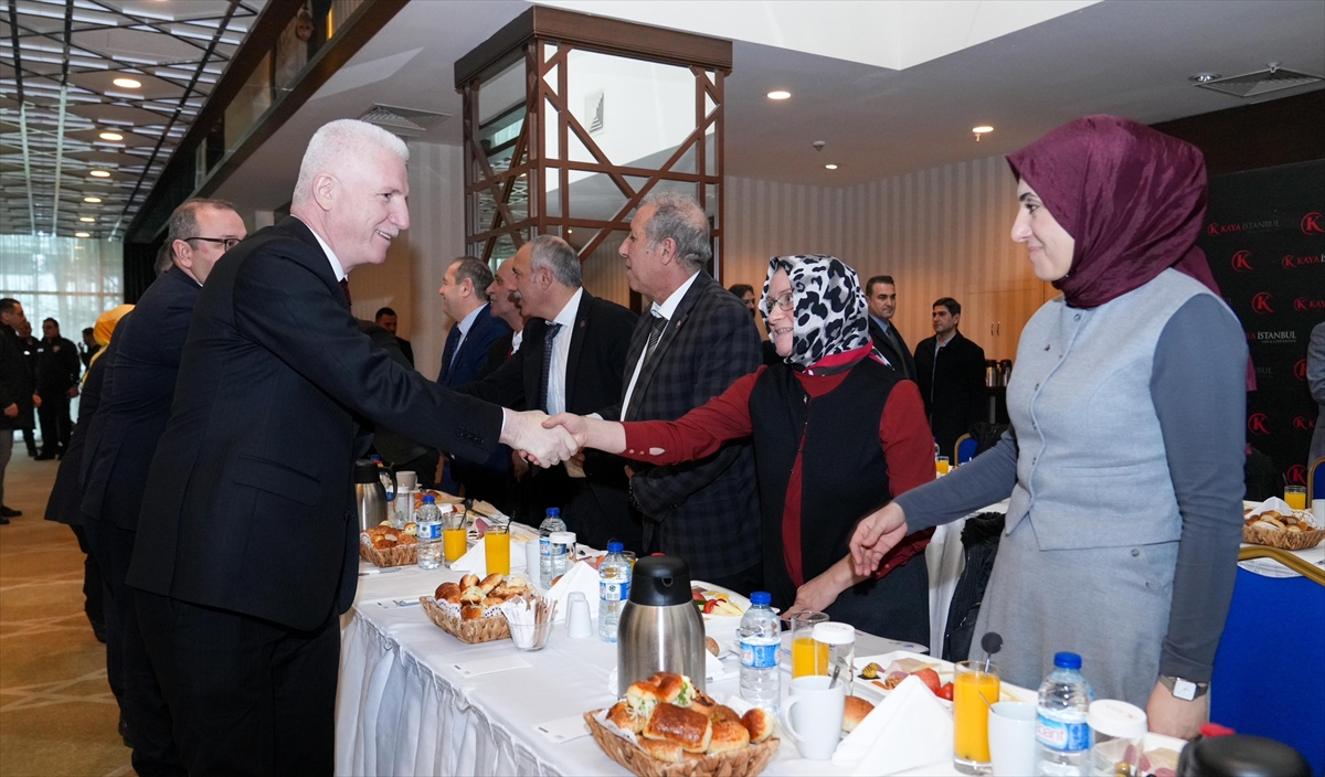 İstanbul Valisi Gül, Esenyurt'ta muhtarlarla buluştu: