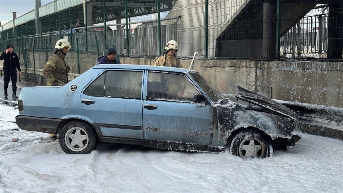 İstanbul'da seyir halindeki otomobil yandı