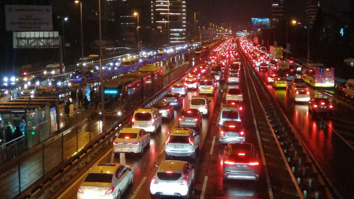 İstanbul'da yağışın da etkisiyle trafik yoğunluğu yaşanıyor