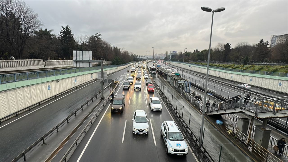 İstanbul'da yağışın da etkisiyle trafik yoğunluğu yüzde 78'e ulaştı