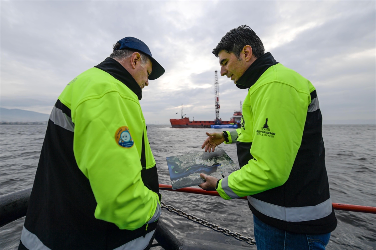 İzmir Körfezi'nde dip tarama ve çamur çıkarma çalışması başlatıldı