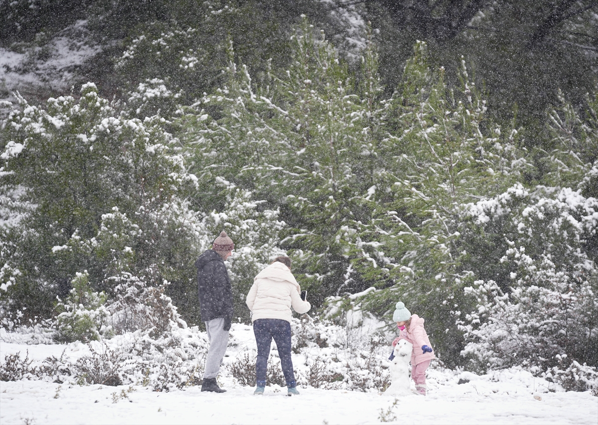 İzmir'de yüksek kesimlerde kar etkili oluyor