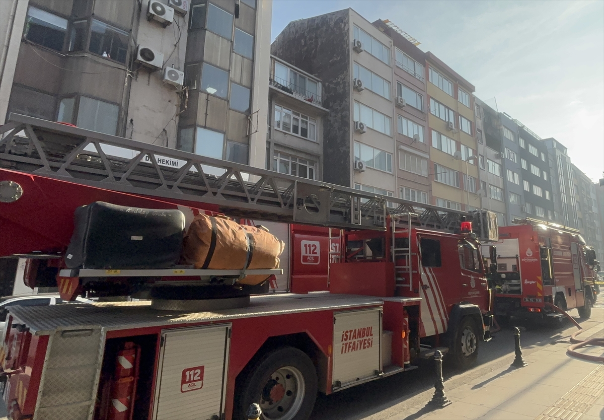 Kadıköy'de 6 katlı binada çıkan yangın söndürüldü