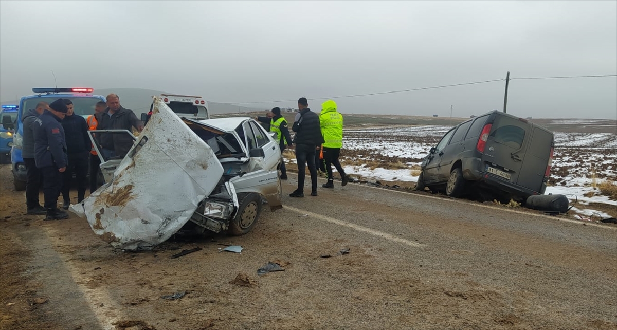 Kahramanmaraş'ta otomobille hafif ticari araç çarpıştı, 1 kişi öldü, 3 kişi yaralandı