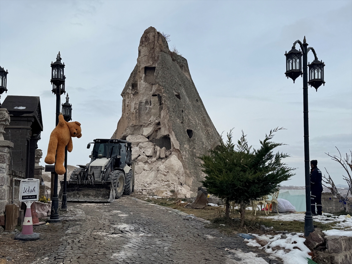 Kapadokya'da peribacasındaki çökme anı güvenlik kamerasında