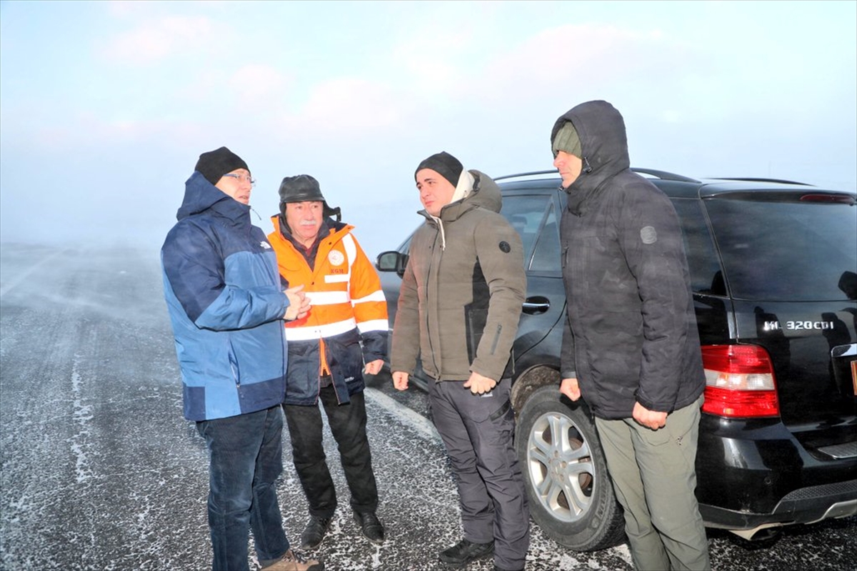 Kars Valisi Polat, Kars-Ardahan karayolundaki karla mücadele çalışmalarını inceledi