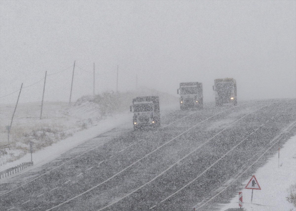 Kars'ta kar ve tipi ulaşımı aksattı