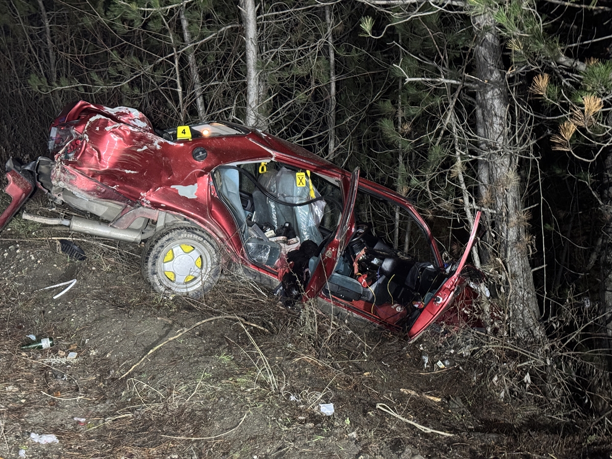 Kastamonu'da ağaçlara çarpan otomobildeki 1 kişi öldü, 1 kişi yaralandı