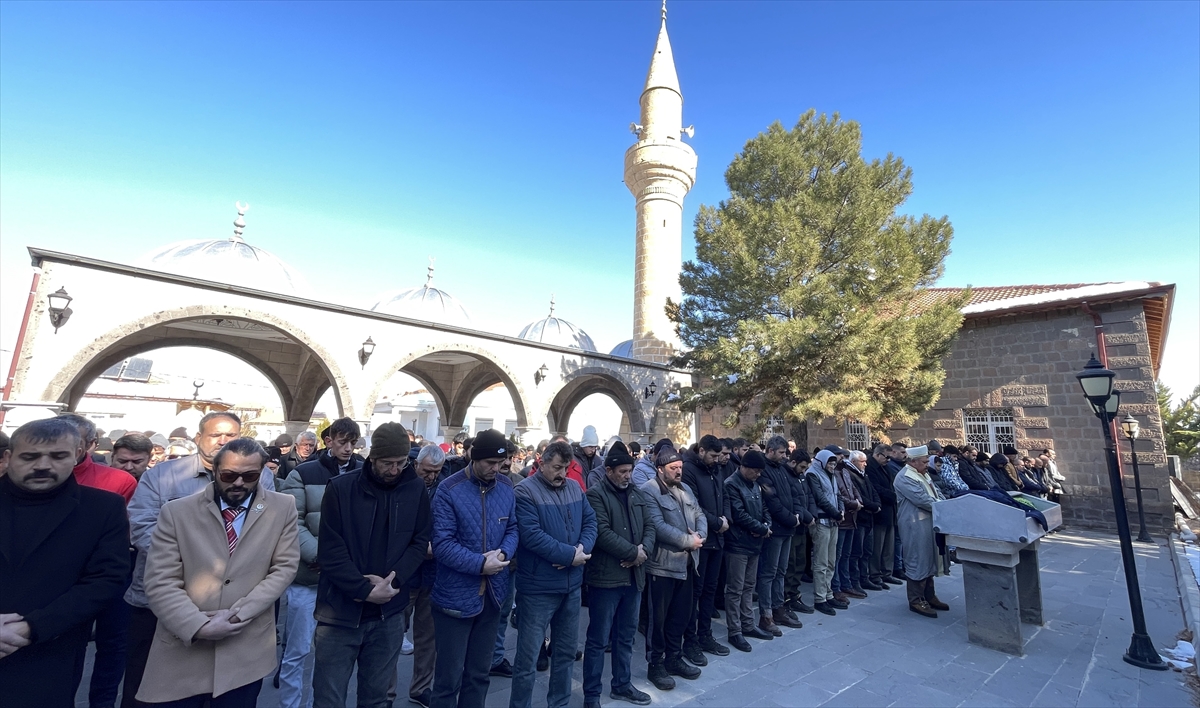 Kayseri'de fabrika yangınında ölen 2 işçinin cenazesi toprağa verildi