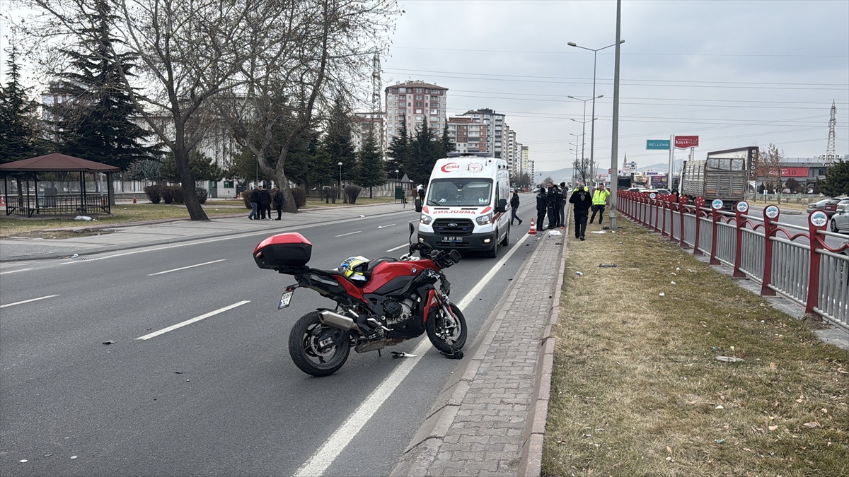 Kayseri'de motosiklet sürücüsü ve çarptığı yaya ağır yaralandı