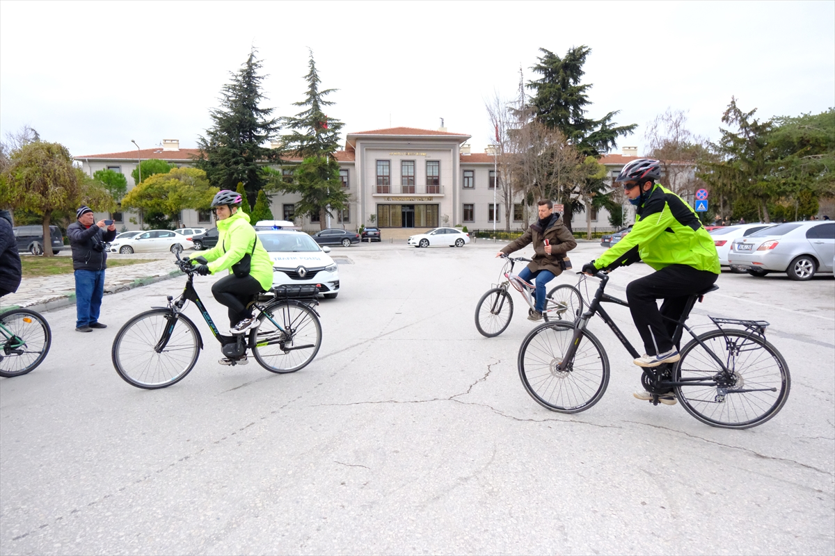 Kırklareli'nde görme engelliler kılavuz sürücü eşliğinde pedal çevirdi