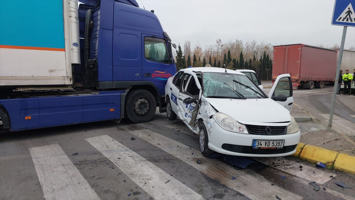 Kocaeli'de süt yüklü tırla çarpışan otomobildeki 3 kişi yaralandı