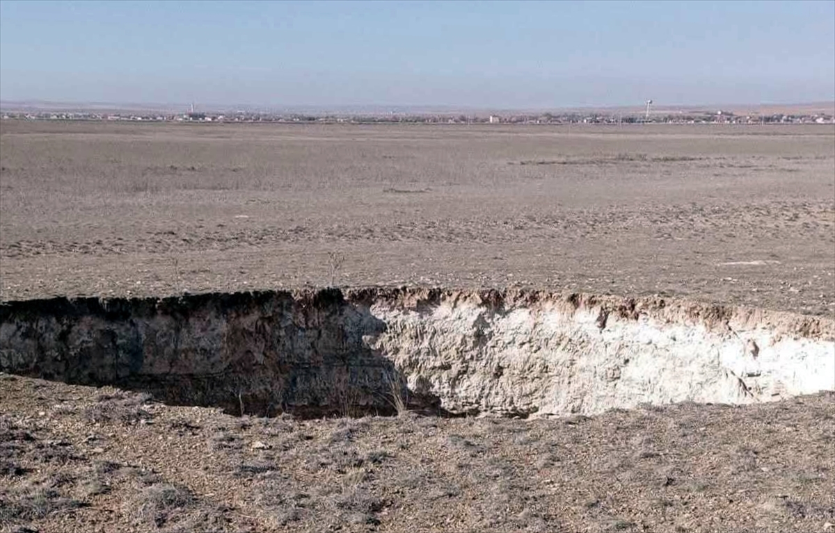 Konya'da 13 metre derinliğinde, 15 metre çapında obruk oluştu