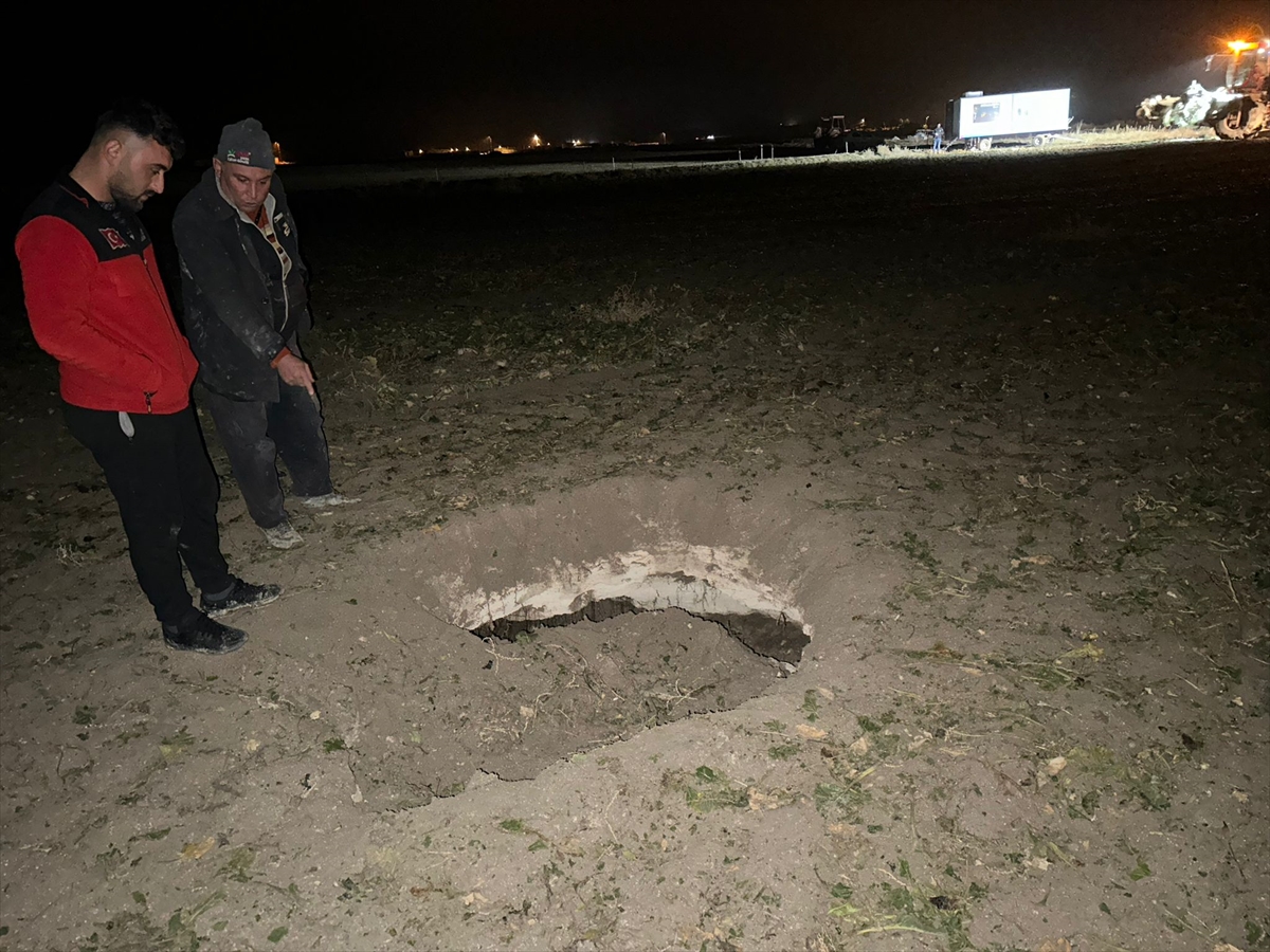 Konya'da pancar sökümü sırasında tarlada obruk oluştu