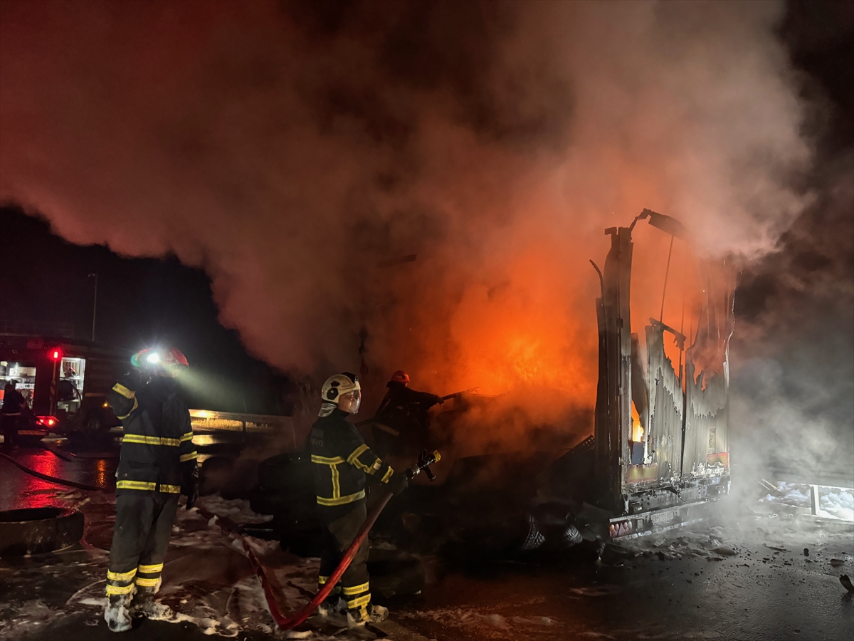 Kuzey Marmara Otoyolu'nda lastik yüklü dorsede çıkan yangın söndürüldü